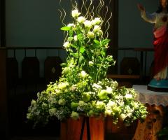 Composizione di rose bianche e mele