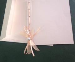 Silvia Trois - Partecipazione quadrata in cartocino satinato, finitura nastro organza e raso con perla