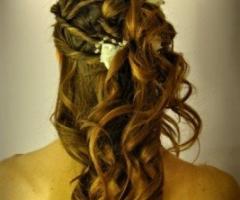 Acconciatura con fiore per il matrimonio