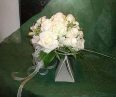 Piccolo bouquet di rose per la sposa