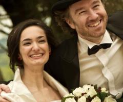 Gli sposi sorridono al flash del fortografo