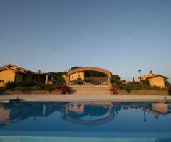 Ricevimento di matrimonio a bordo piscina