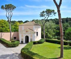 Esterno della chiesetta per la cerimonia di matrimonio