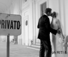 Foto in bianco e nero del bacio degli sposi