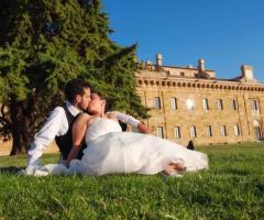 Foto del bacio degli sposi sul prato
