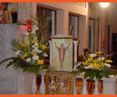 Addobbo floreale con gerbere bianche e gialle