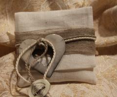 Sacchettino con bomboniera in ceramica a cuore