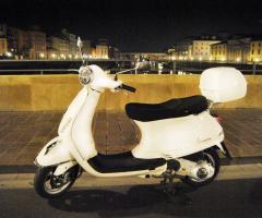 Vespa bianca - Rent Up! Florence