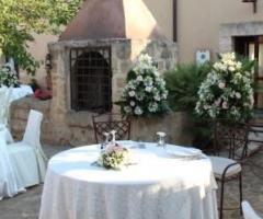 Dettaglio tavolo del Baglio Oneto Resort and Wines