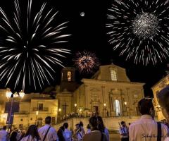 Pirotecnica di Branchina Pietro - Il piro musicale, un mix di suoni, luci e fuochi pirotecnici