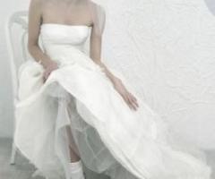 Vestito da sposa con dettagli in tulle e scarpe mocassino