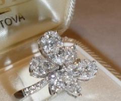 Anello con petali in diamanti