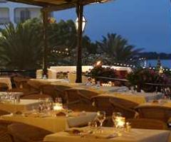 Tavoli allestiti per il ricevimento di nozze all'aperto