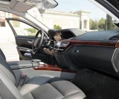 Interni di lusso della macchina da cerimonia