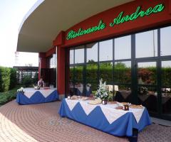 Antipasto di matrimonio servito in giardino