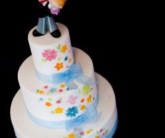 Torta di matrimonio con caketoppers sposi