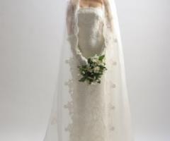 Abito da sposa in pizzo con velo di organza