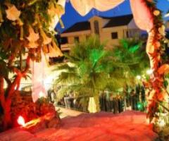 Arco floreale per gli sposi