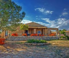 Esterno con giardino dell'agriturismo Avola Antica