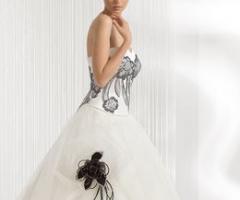 Abito da sposa con decorazioni in nero