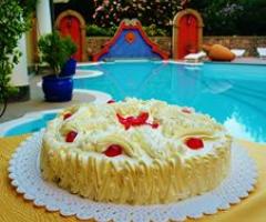 Torta artigianale per un buffet dei dolci a bordo piscina