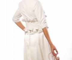 Vestito da sposa in morbido tessuto e scarpe colorate