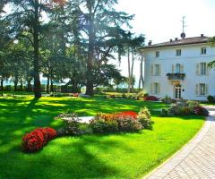 Meravigliosa passeggiata nel giardino della Villa Valfiori tra fiori profumati ed alberi imponenti