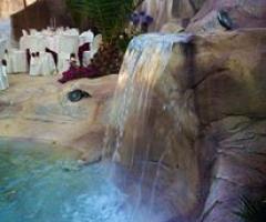 Cascata d'acqua in giardino