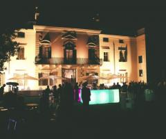 La villa illuminata per un matrimonio di sera