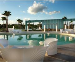Elegante scorcio di una piscina del Borgo degli Angeli