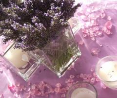 Allestimento con lavanda per il ricevimento di matrimonio