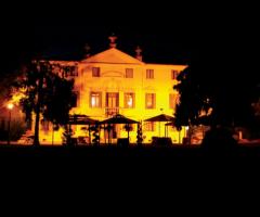 Villa Razzolini di notte