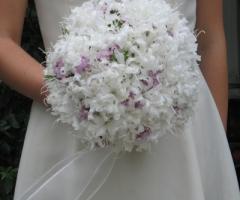 Bouquet di fiori bianchi per la sposa