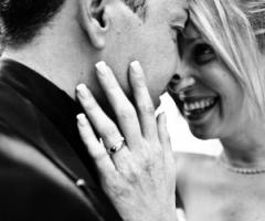 Scatto fotografico in bianco e nero degli sposi