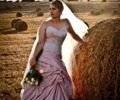 Fotografia della sposa in un fienile