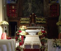 Allestimento floreale bianco e rosso per la cerimonia di matrimonio