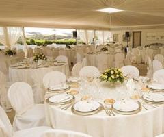 Allestimento della sala per il ricevimento di matrimonio