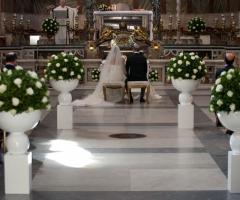 Allestimento della chiesa per le nozze