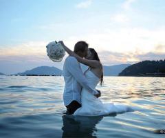 Foto degli sposi al mare