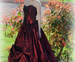 Prezioso abito da sposa dal colore rosso bordeaux