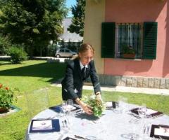 Preparazione dei tavoli per il matrimonio