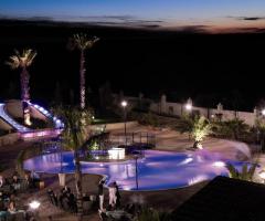 La piscina illuminata per un matrimonio serale