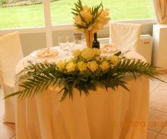 Allestimento tavolo sposi