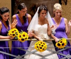 Scatto fotografico della sposa con damigelle