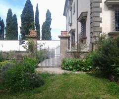 Ingresso laterale al giardino italiano