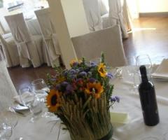 Centro tavola floreale per il ricevimento di matrimonio