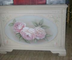 Particolare della cassapanca antica con decoro floreale