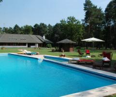 Ricevimento di matrimonio a bordo piscina