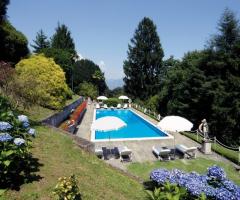 Piscina con ortensie