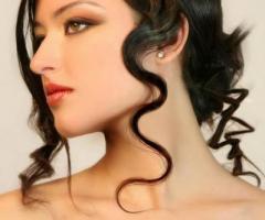 Acconciatura semi raccolta con boccoli che scendono sul volto